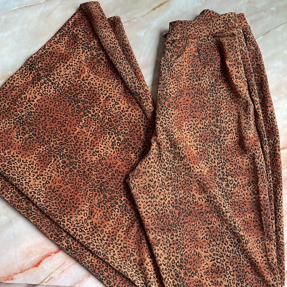 HER PONY | Monet bandeau and flares set in leopard print - Picture 4 of 11